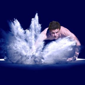 Мужчина занимается спортом